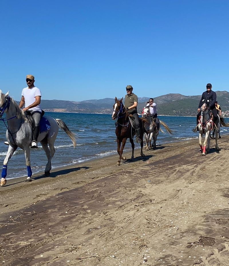 Salihli Atlı Spor Kulübü’nden deniz kenarında safari
