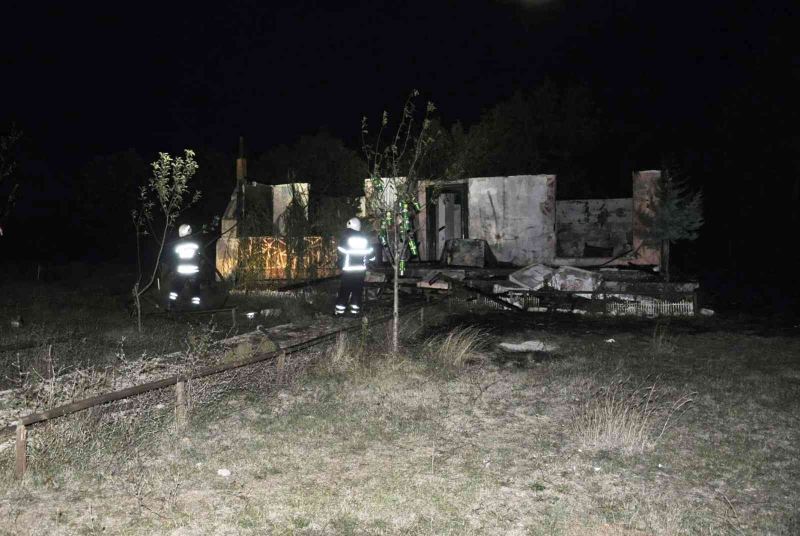 Bağ evi yanarak kullanılamaz hale geldi
