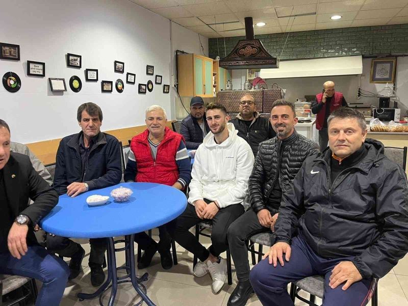 Milli futbolcuyu kahvehanede görenler şaşırdı
