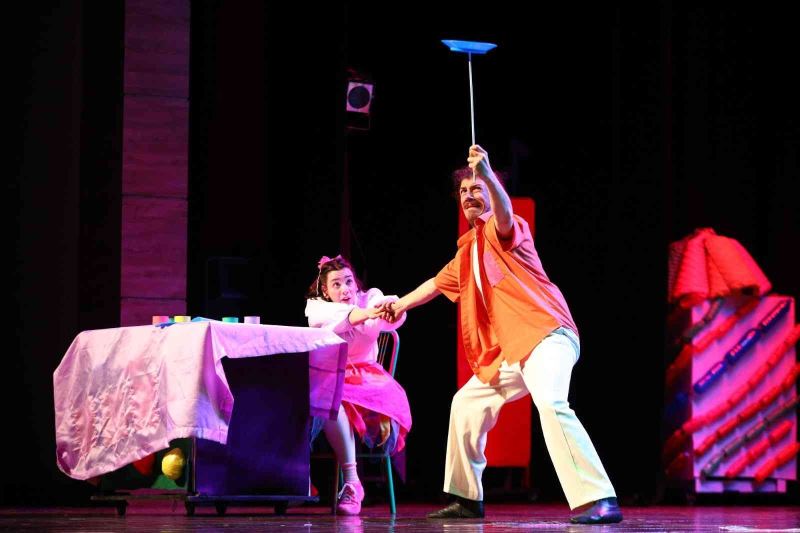 Şehir tiyatrosunda perde açıldı
