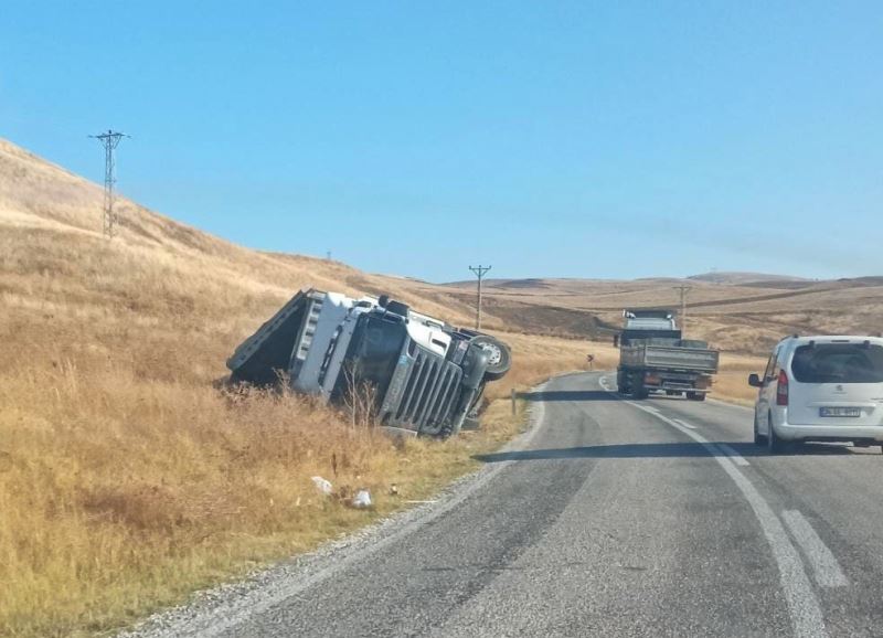 Sungurlu’da soğan yüklü tır devrildi
