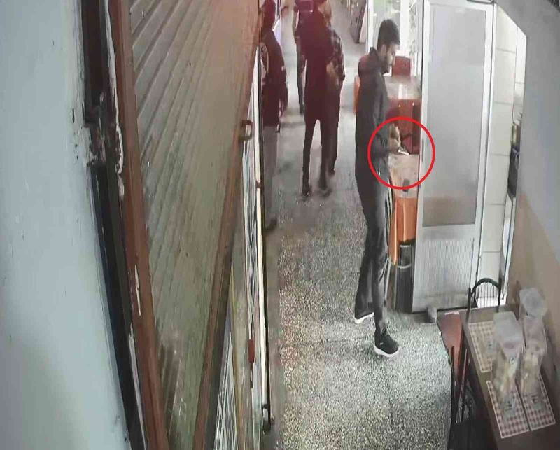 Tabancasını hazırlayıp husumetlilerine kurşun yağdırdı
