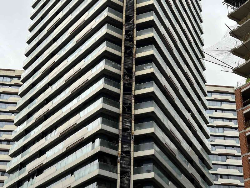 Kadıköy’de alevlere teslim olan rezidansta oluşan hasar gün aydınlanınca ortaya çıktı
