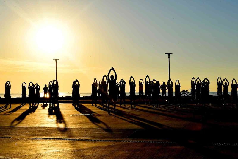 Mersin’de vatandaşlar güneşin doğuşunu sporla karşılıyor
