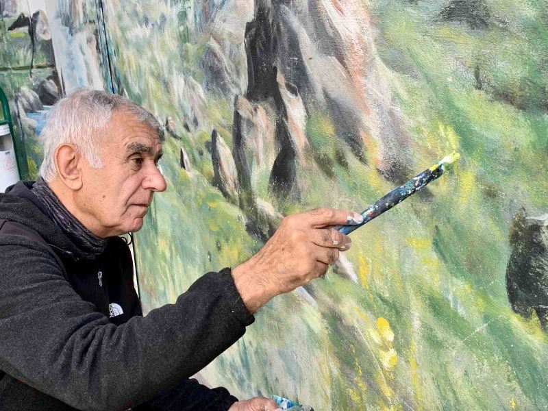 Emekli asker sokakları tuvale çevirdi
