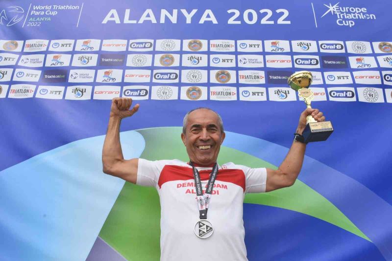 ‘Demir Adam’ Ali Bıdı, Alanya’da da kupa kaldırdı
