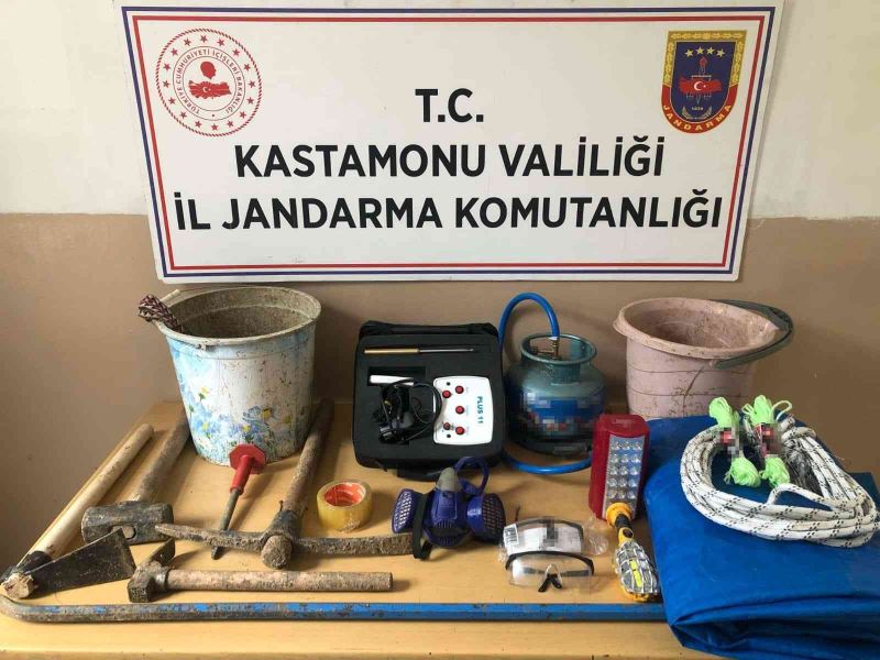 Define arayan şahıslara jandarmadan suçüstü baskın: 5 gözaltı
