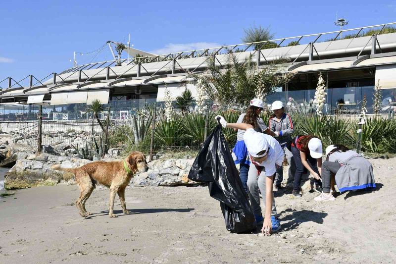 Kuşadası sahillerinde ’daha güzel bir dünya için’ temizlik
