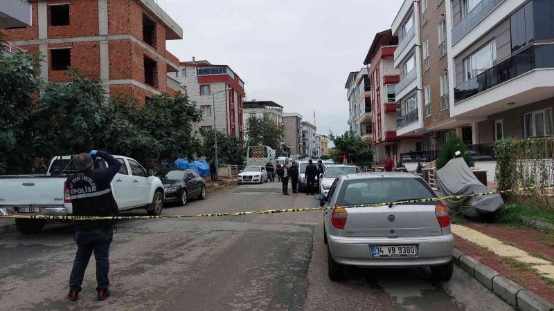 Eşiyle boşanma davası devam eden şahıs sokakta kendini vurdu
