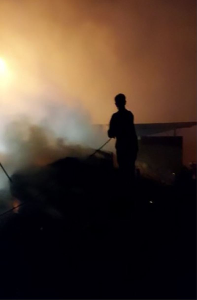 Ailesi düğündeyken evdeki yangında öldü
