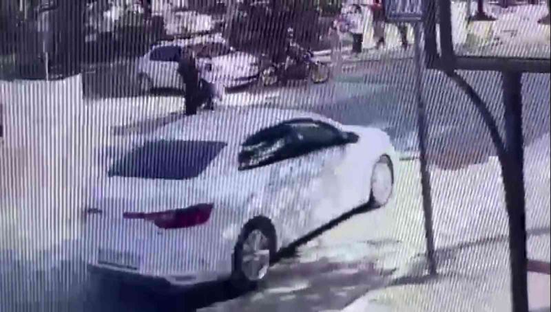 Kavşakta duran motosiklete otomobil çarptı: 1 yaralı
