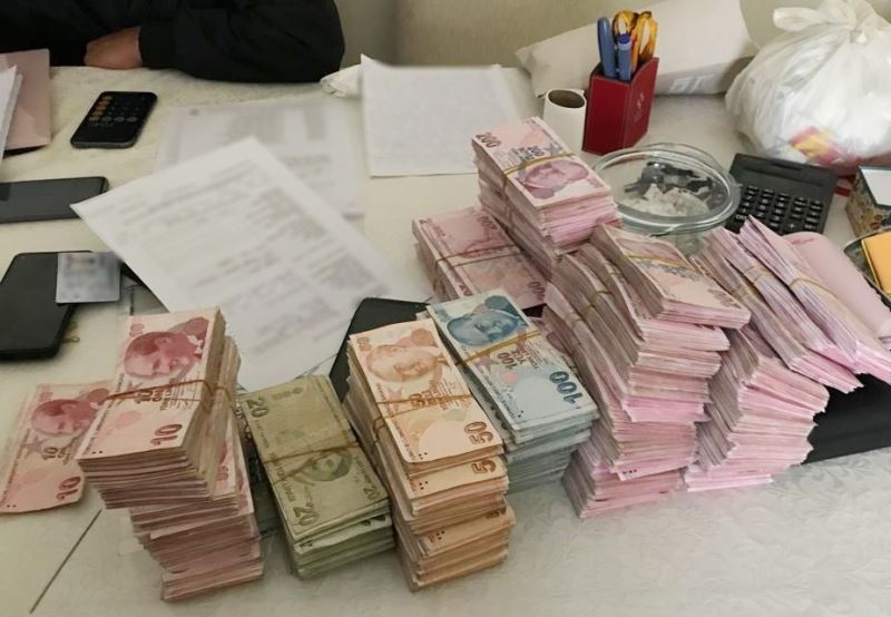 FETÖ operasyonunda ele geçen deste yüklü para emniyette sergilendi
