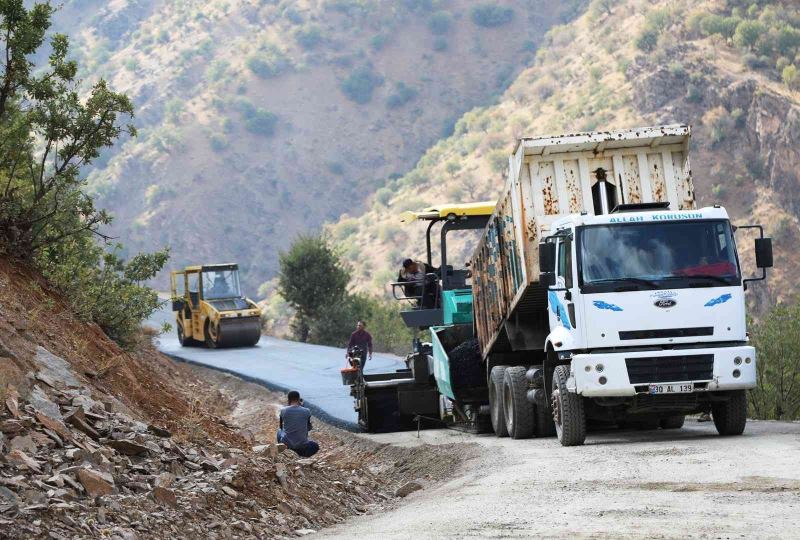 Bahçesaray’daki mahalleler tarihinde ilk kez asfaltla buluştu
