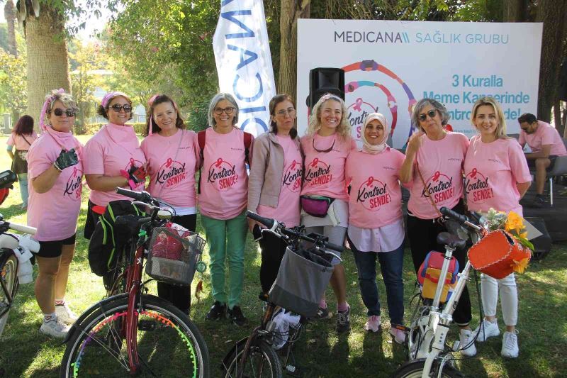 Meme kanseri farkındalığı için süslü kadınlar ve hekimler bir araya geldi
