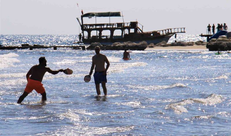 Kızkalesi’nde sonbaharda da deniz keyfi sürüyor
