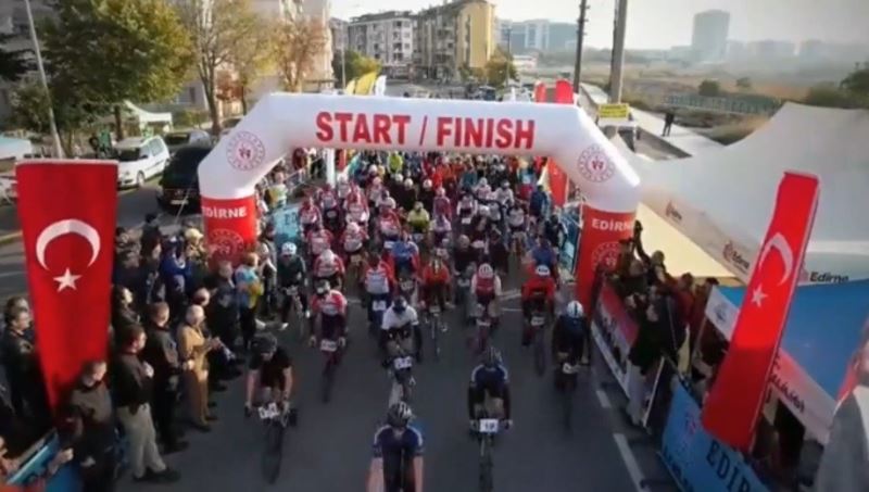 Bisiklet yol yarışında 70 kilometre pedal çevirdiler
