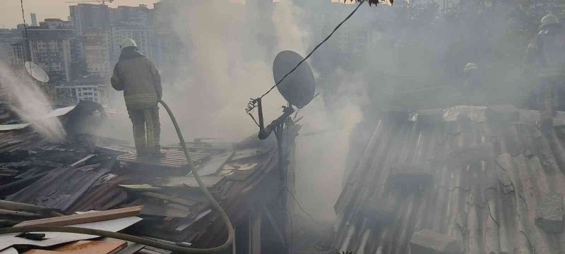 Eyüpsultan’da çıkan yangında iki gecekondu kül oldu
