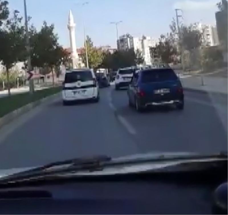 Konvoy oluşturarak trafikte tehlike saçan 30 araca ceza
