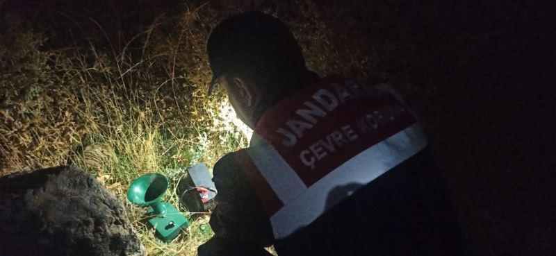 Aksaray jandarması kaçak avcıların akülü ses tuzağını bozdu
