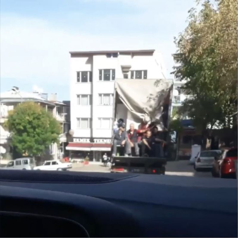 Bursa’da kamyonet kasasında tehlikeli yolculuk kameralarda
