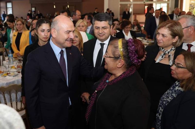 Devrekli kadın muhtarlardan Bakan Soylu ve Vali Kürşat’a Devrek Bastonu
