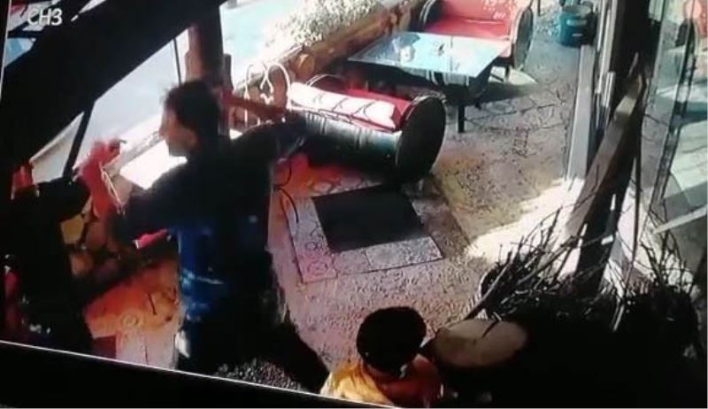 Çocuğunun gözü önünde eşini darp etti
