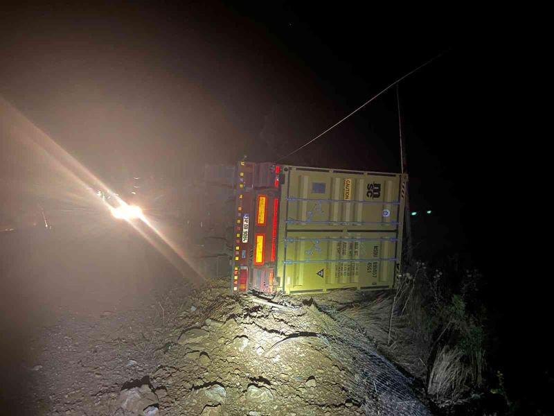 Antalya’da virajı alamayan bebek maması yüklü tır devrildi: 1 yaralı
