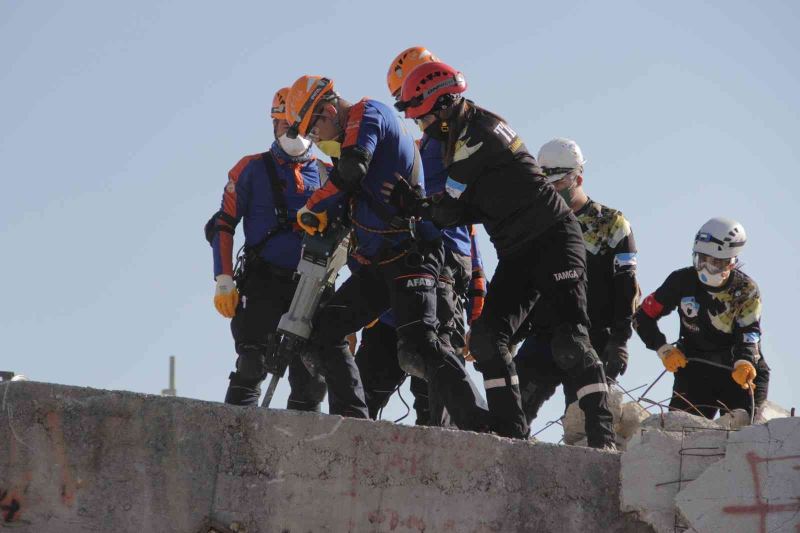AFAD’dan İzmir’de bin 200 kişilik dev tatbikat
