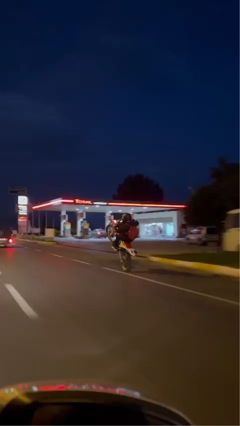 Tek teker giden motosiklet trafikte tehlike saçtı
