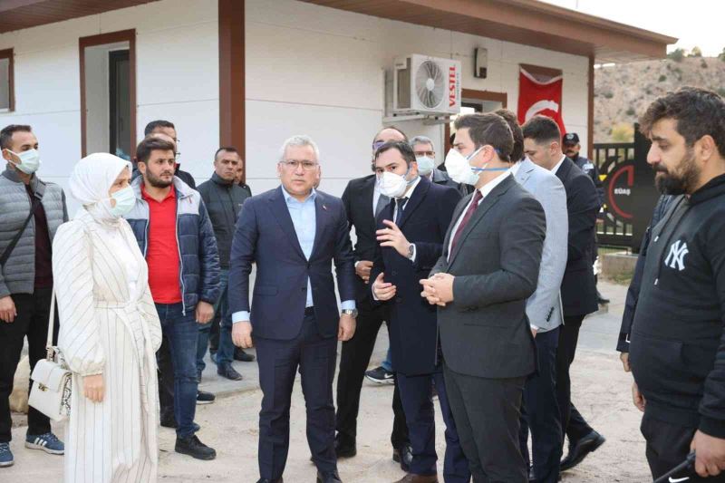 Vali Şimşek, patlama yerinde incelemede bulundu: “Olay kontrol altında”
