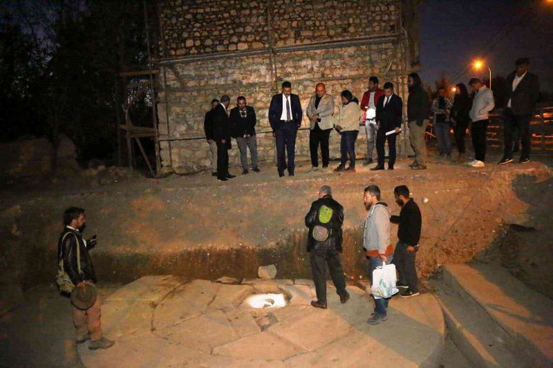 Aizanoi Antik Kenti’ndeki kazılarda çeşme, ya da oturma yeri olduğu düşünülen bir esere ulaşıldı
