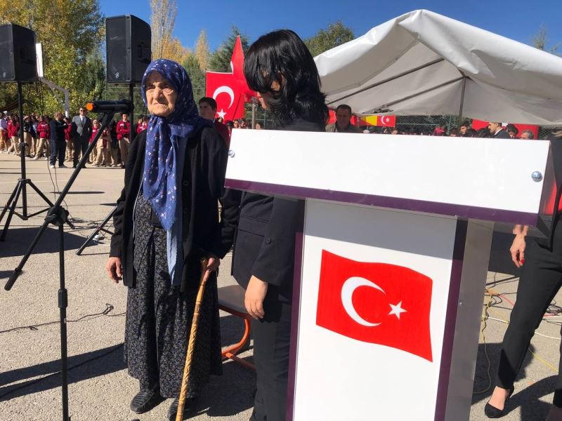 99 yaşındaki ninenin kürsüden okuduğu şiirler kutlamalara damga vurdu
