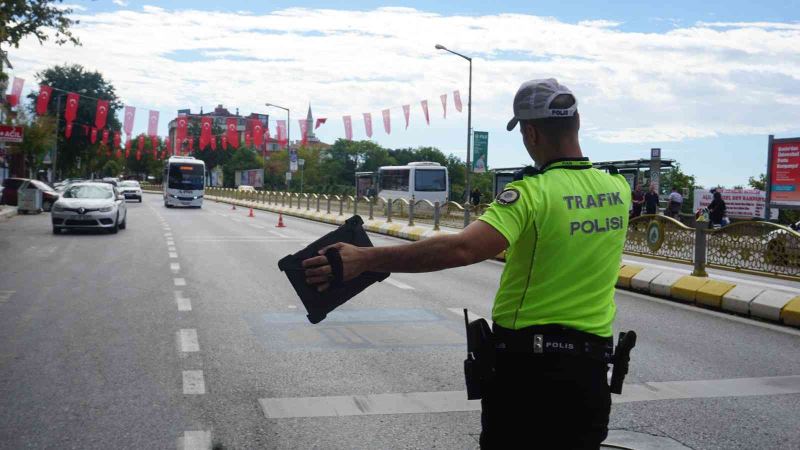 Edirne’de toplu taşıma araçlarına yönelik denetimler arttırıldı
