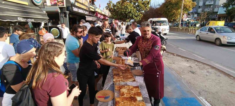 250 kiloluk 150 metre böreği üniversiteli öğrencilere ikram etti
