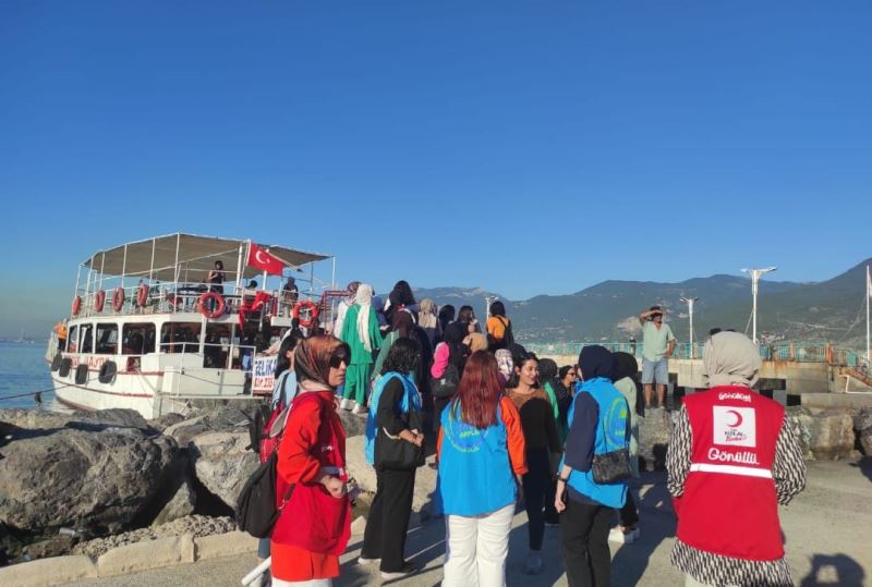 Kızılay ekibi yüzleri güldürmeye devam ediyor
