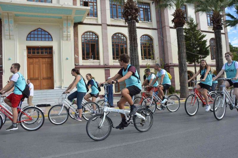 Manisa’da 6 ülkenin öğrencileri iklim değişikliğine dikkat çekmek için pedal çevirdi
