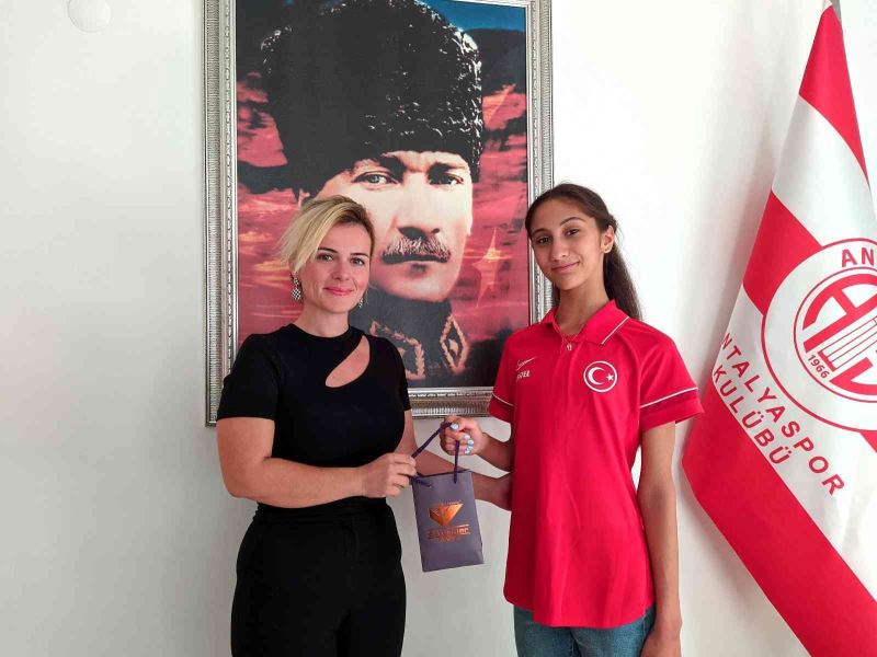 Antalyasporlu Melisa’ya Ödül
