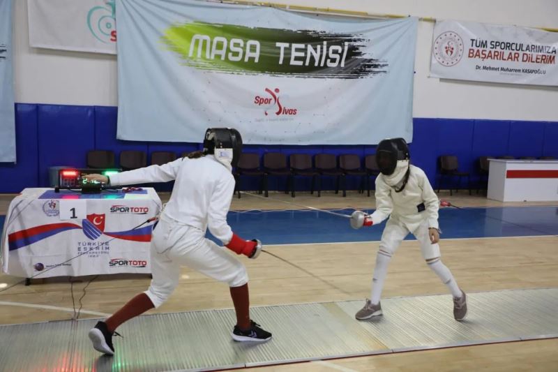 Sivas, Eskrim Bölgesel Kılıç Açık turnuvasına ev sahipliği yaptı
