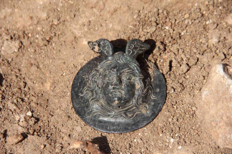 Perre’deki kazılarda Medusa kabartmalı madalya bulundu
