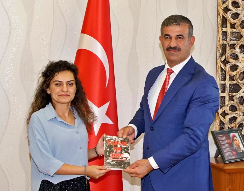 Çankırılı öğretmen, Rektör Çiftçi’ye yazdığı kitabı takdim etti
