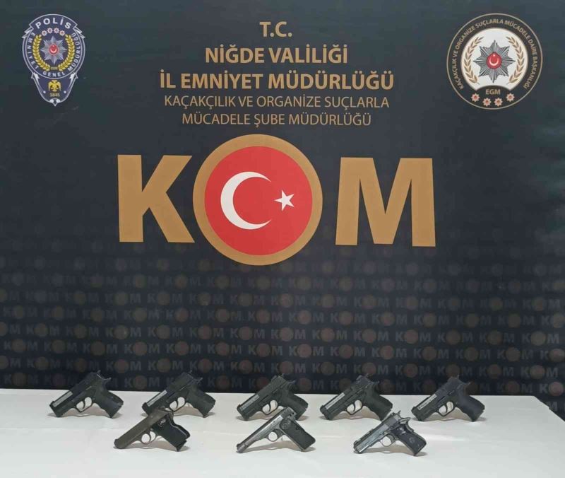 Otomobile zulalanmış 8 ruhsatsız tabanca ele geçirildi
