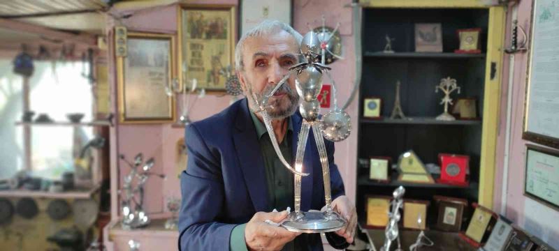 81 yaşında yaptığı sanatla hayran bırakıyor
