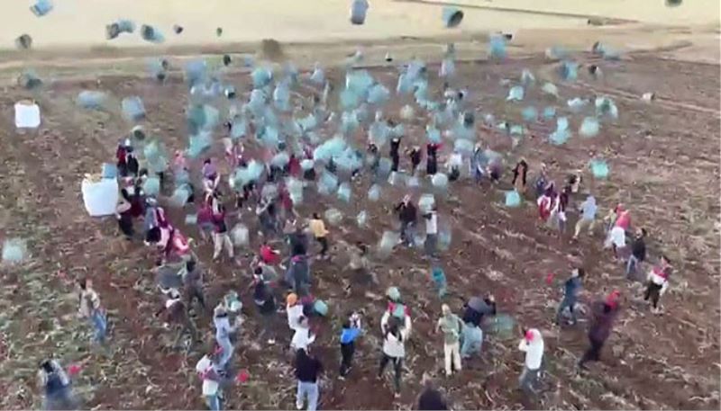 Sezonu kapatan işçiler kovaları fırlattı

