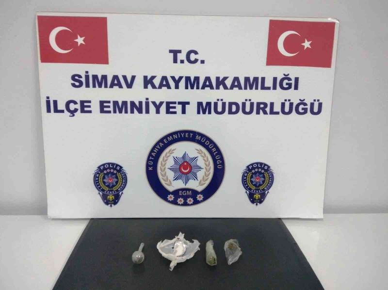 Simav’da 3 kişinin bulunduğu araçta uyuşturucu ele geçirildi

