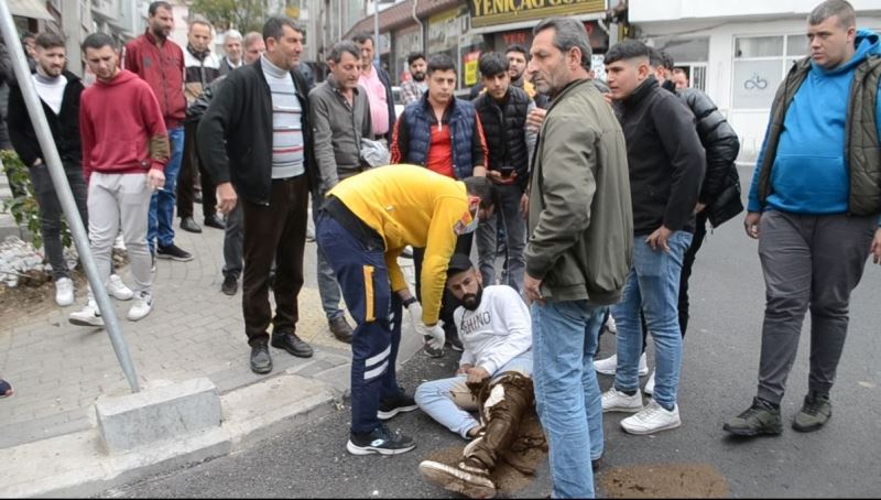 Koşarak yanına gidip yumruk attığı kişinin bıçaklı saldırısına uğradı: O anlar kameraya yansıdı
