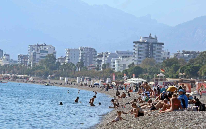 Doğu buz kesmeye başladı, Antalya’da yaz devam ediyor
