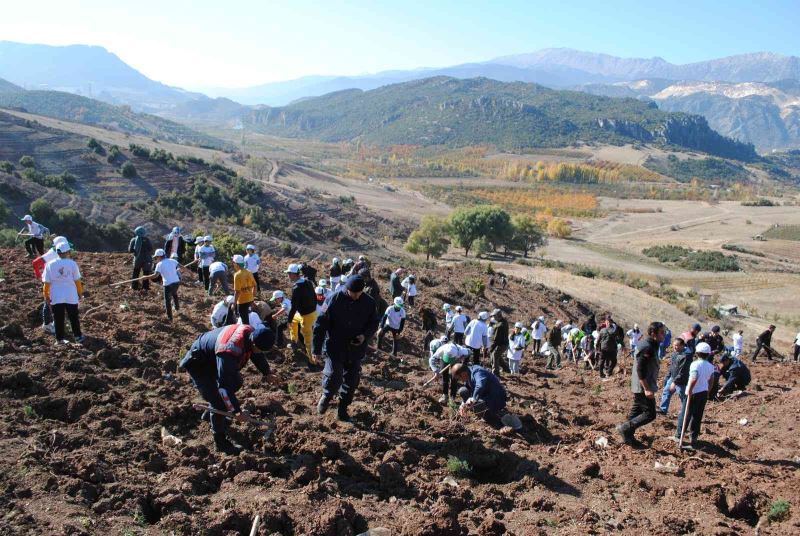 Eğirdir’de 2 bin fidan toprakla buluştu
