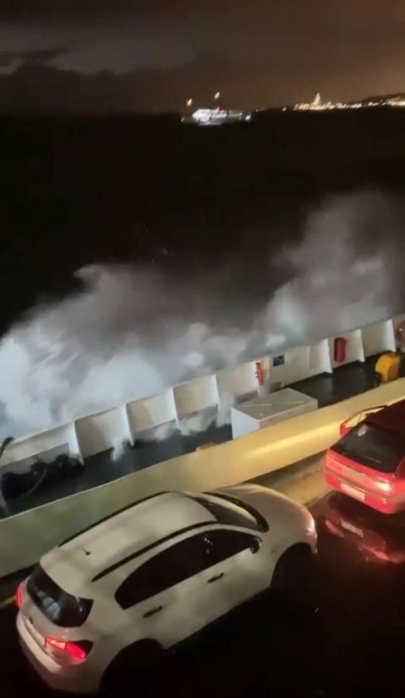 Marmara Denizinde korku dolu anlar: Dalgalar metrelerce yükseldi
