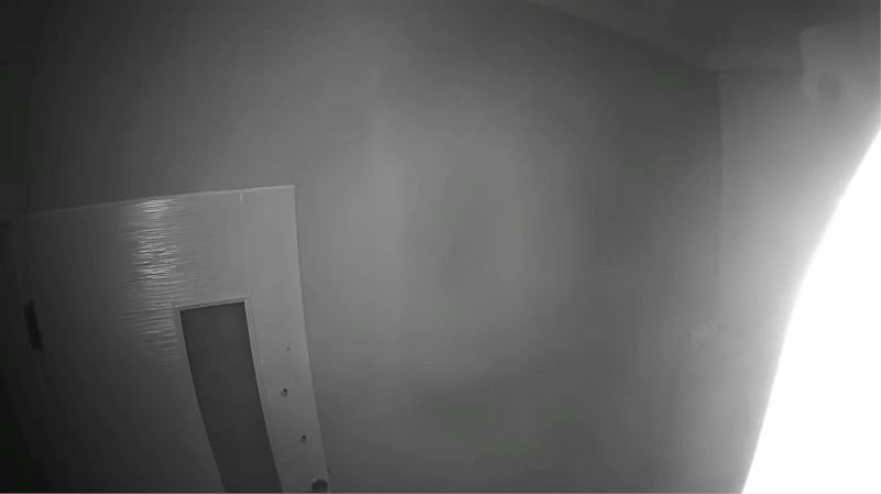 Depremin şiddeti güvenlik kamerasına yansıdı
