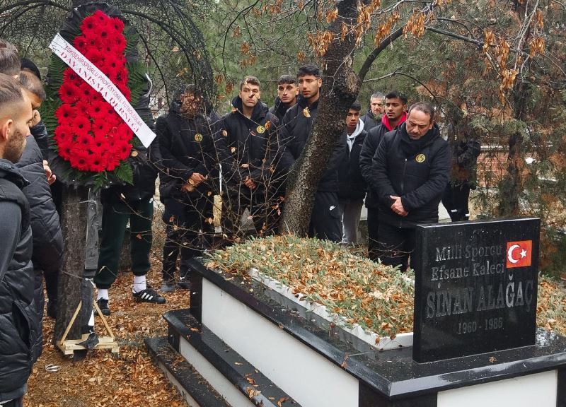 Efsane kaleci Sinan Alağaç kabri başında anıldı
